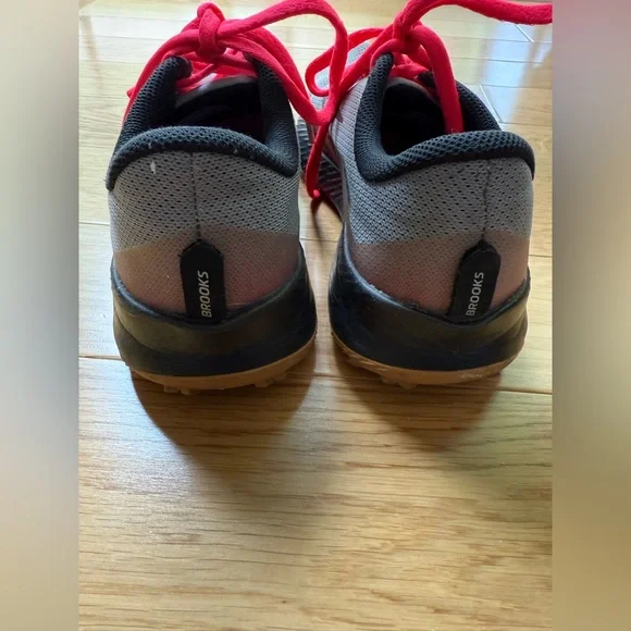 Brooks Catamount Gray Sneakers with Pink Laces - Picture 3 of 6